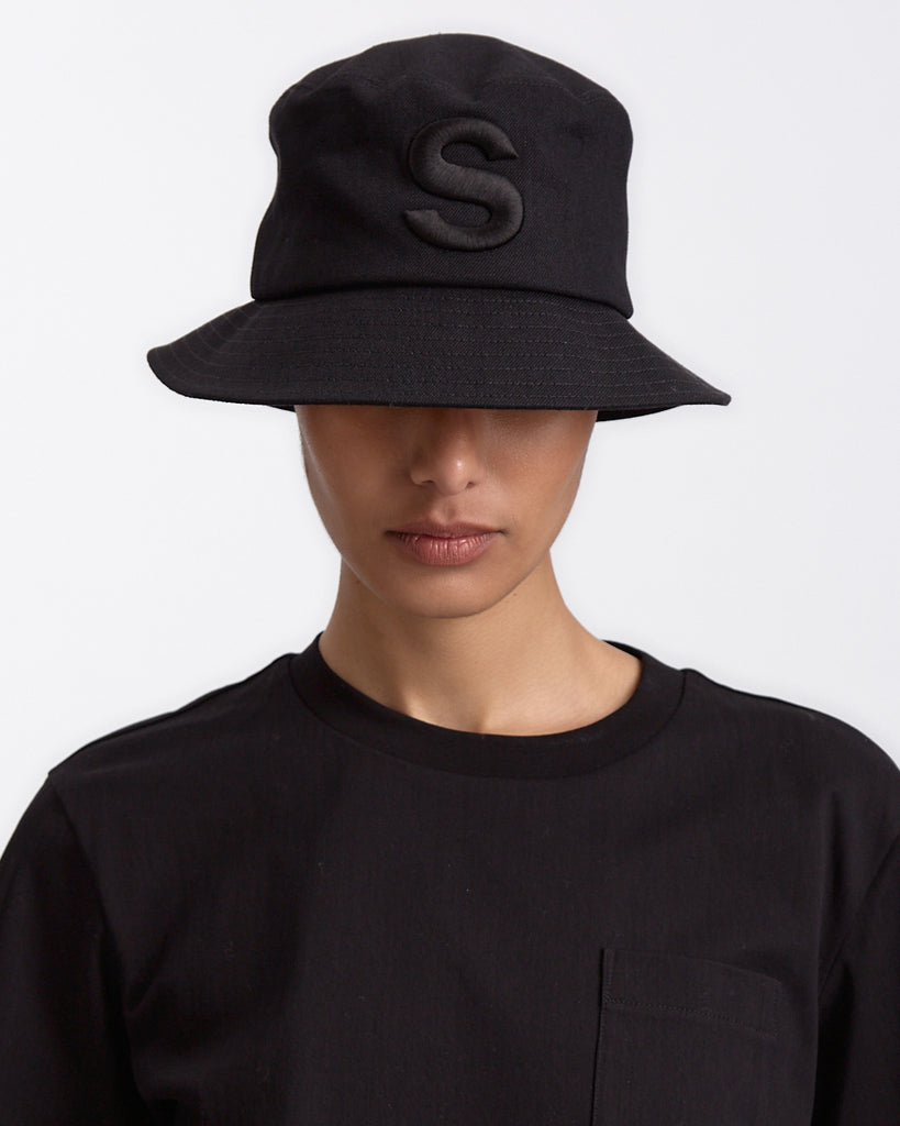 Sacai S Bucket Hat in black